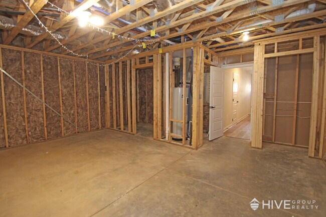 Building Photo - "Impressive 3-Bed Townhouse with Fenced in Backyard!"