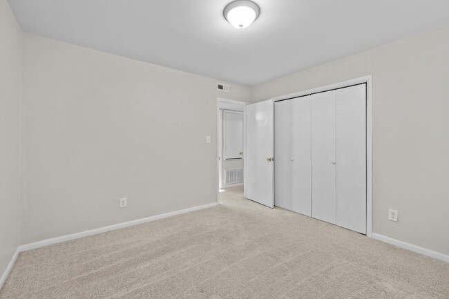 Building Photo - *MOVE IN READY* 3 Bed, 2 Bath Condo, Close to Uptown!!!