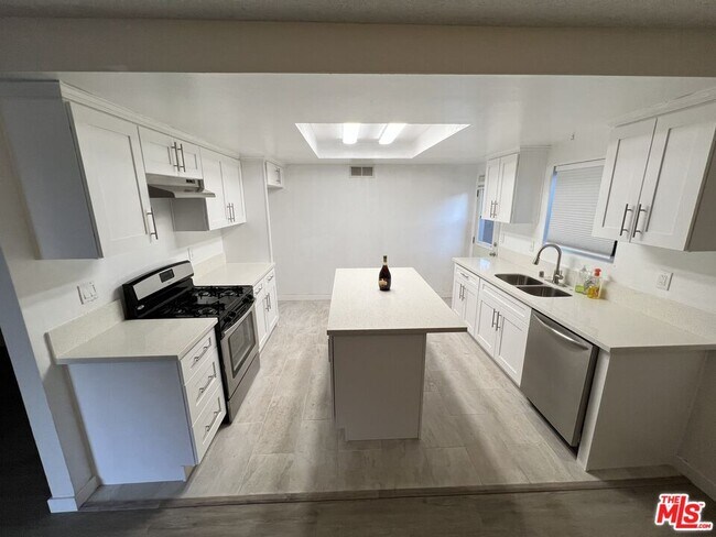 Building Photo - 10846 Scoville Ave