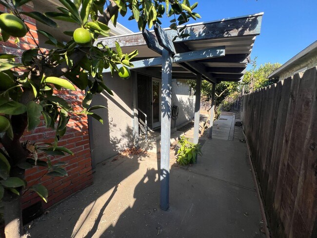 Building Photo - 3 bedroom single story in Manteca!