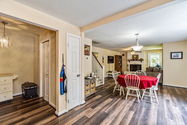 Building Photo - 6040 Airway Ln
