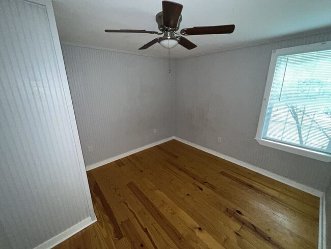 Building Photo - 3-Bedroom Home with Hardwood Floors & Open Living Space – Deposit Alternative Available!