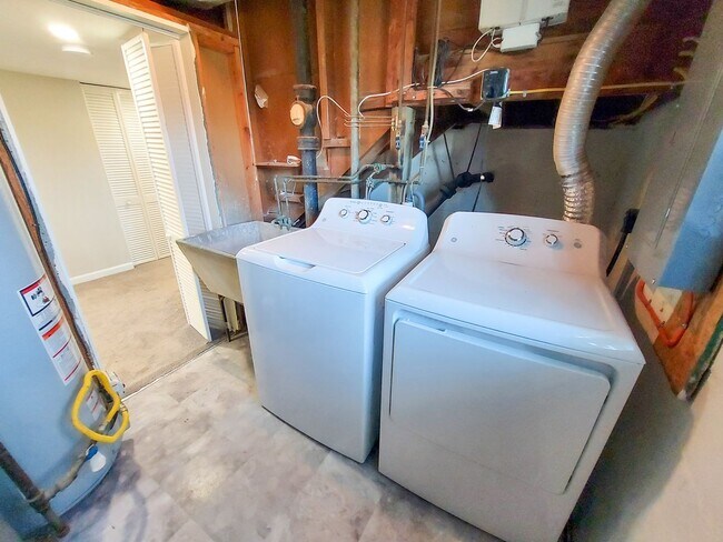 Building Photo - Fully updated 3br/2bth with large yard in ...