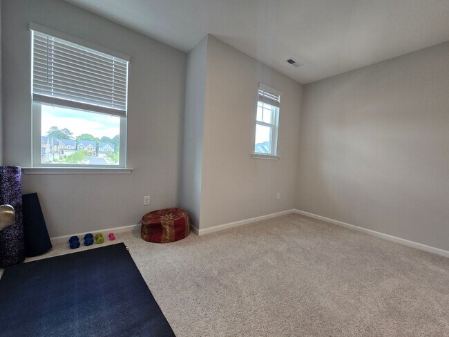 Building Photo - 5 Bedrooms! Stunning 5BR/4BA North Ridge P...