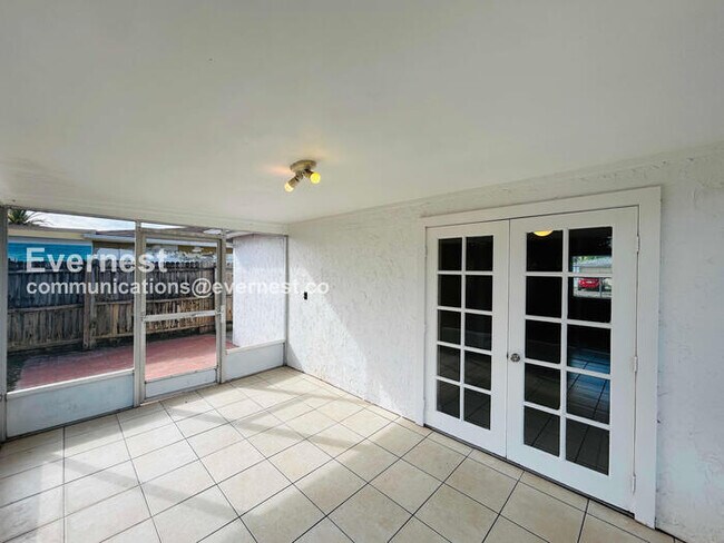 Building Photo - 1126 Normandy Blvd