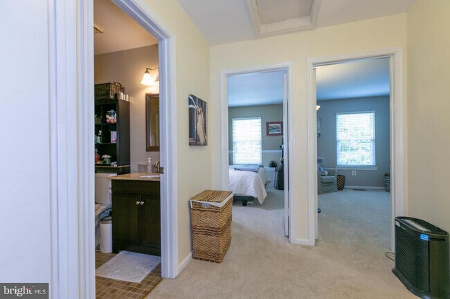 Building Photo - Stylish and Spacious Townhome with Open Floor Plan and Updated Kitchen