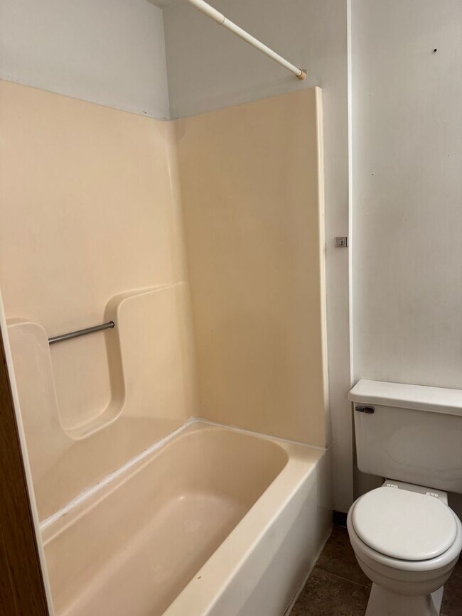 Building Photo - One bedroom Unit in Downtown Bowling Green