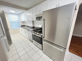 Building Photo - 2220 Eastchester Rd