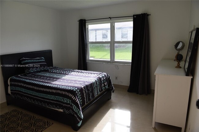 Building Photo - 325 W Laurel Dr