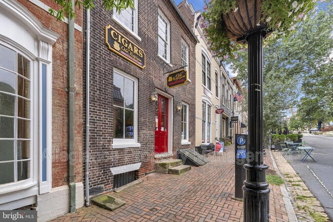 Building Photo - 922 S Washington St