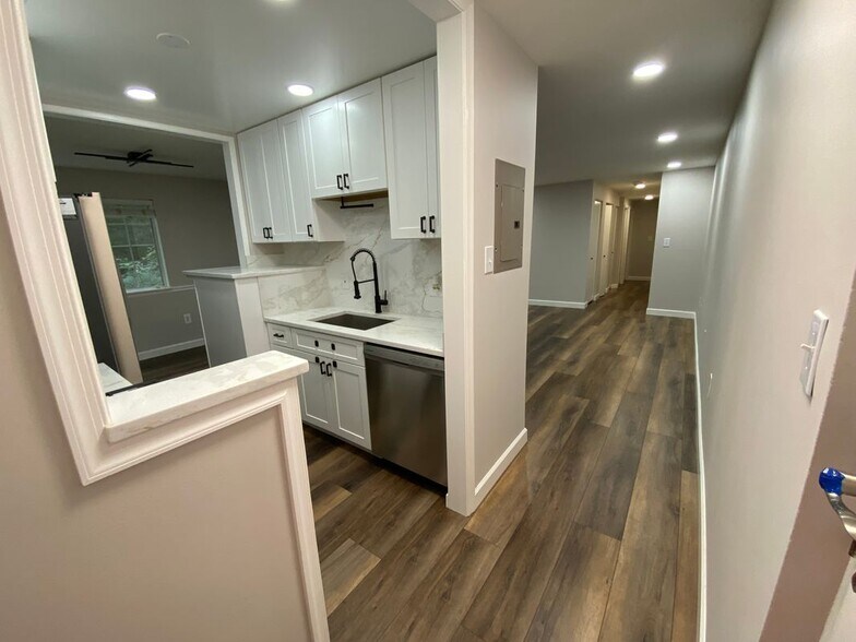 Building Photo - 1533 Colonial Dr