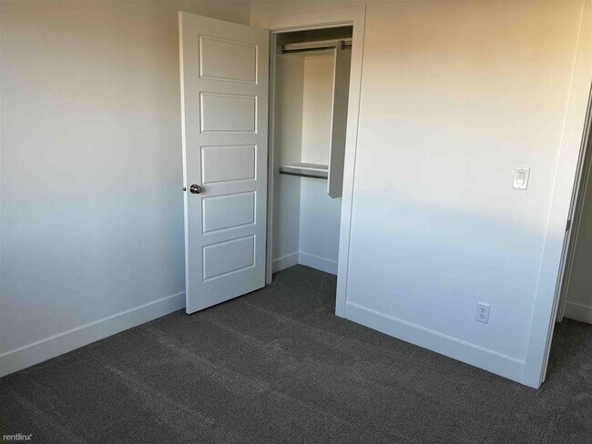 Building Photo - 4 br, 3.5 bath Townhome - 2021 South Sawmi...