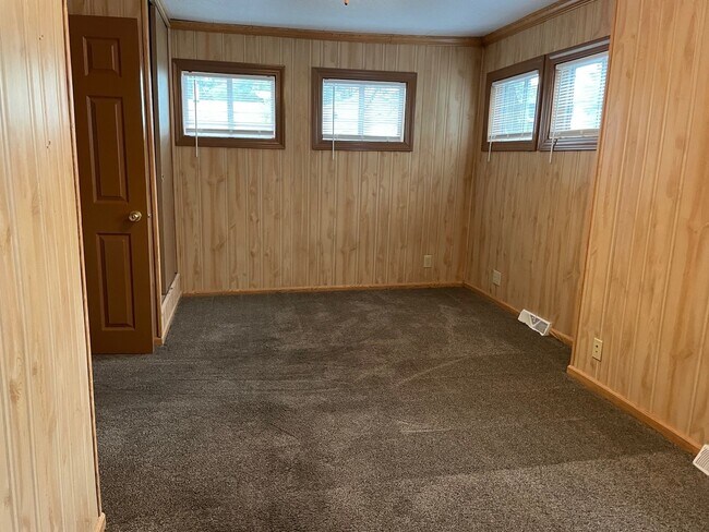 Building Photo - 327 Fairlawn Dr