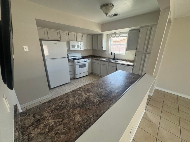 Building Photo - 4765 Limestone Dr NE