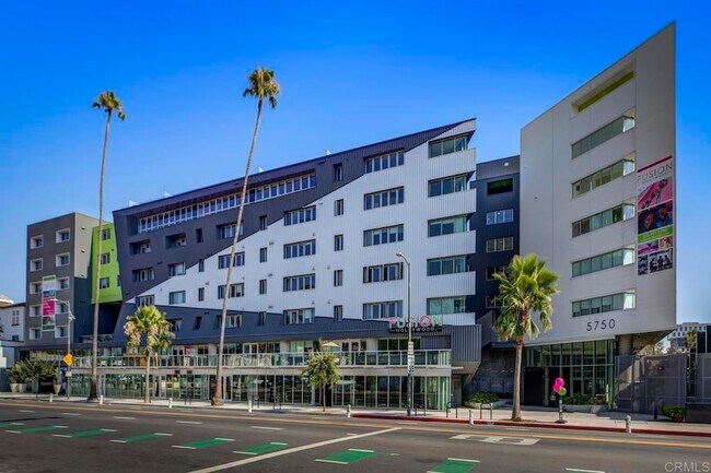 Building Photo - 5750 Hollywood Blvd