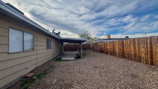 Building Photo - 3-Bed, Single Story Home in NON-HOA community