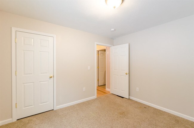 Building Photo - 60 Russell Hill Rd