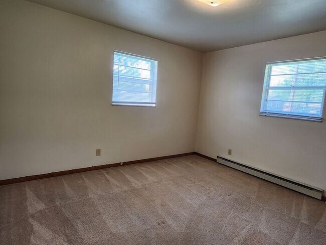 Building Photo - 2 Bed 1 1/2 Bath Duplex on Terre Hautes Northside