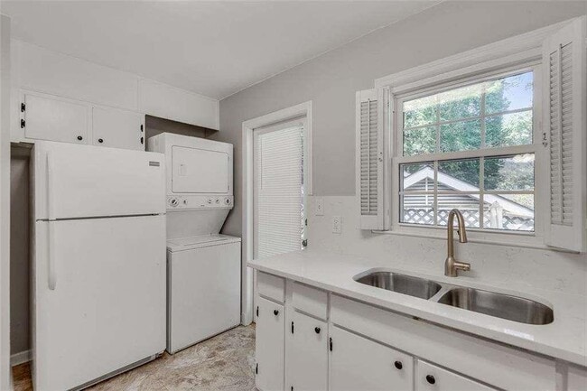 Building Photo - 799 Marstevan Dr NE