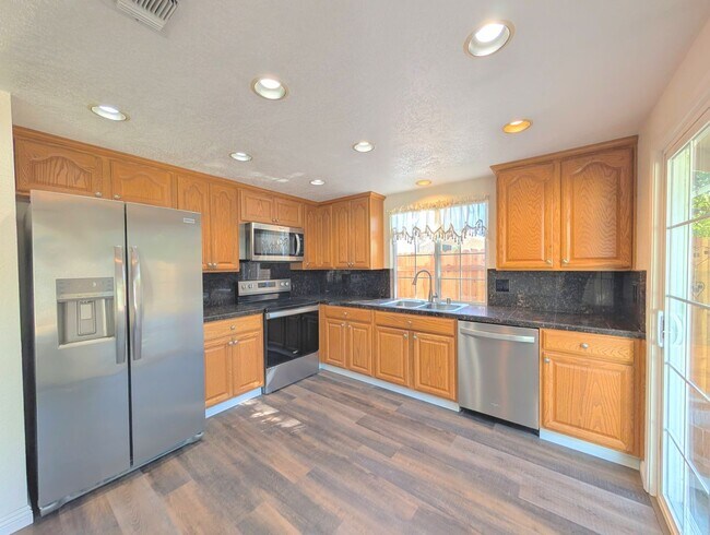 Building Photo - Gorgeous Single Family Home!