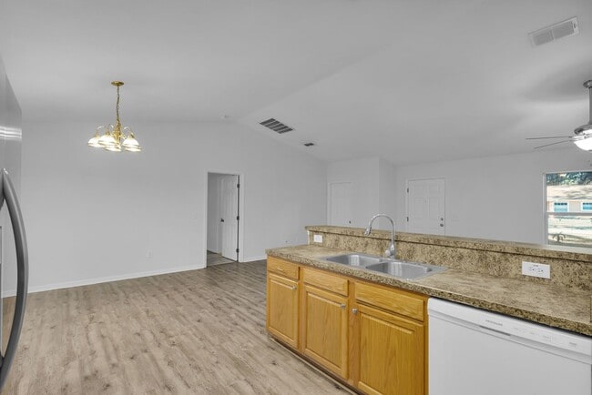 Building Photo - 3/2 Home In Silver Springs Shores