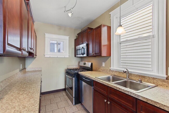 Building Photo - Spacious Single Family Home In York City!