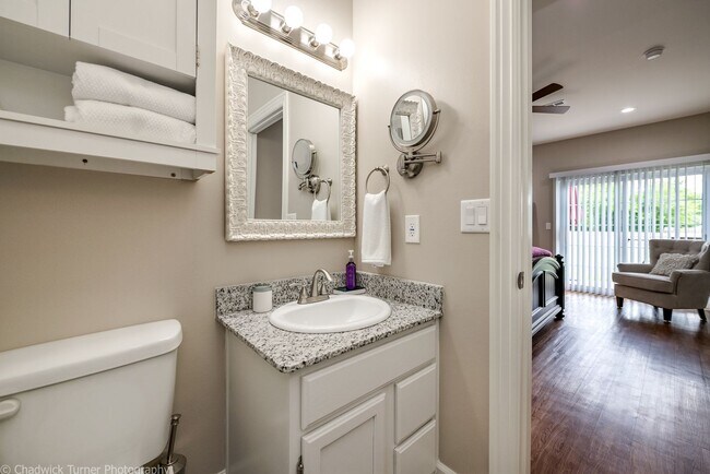 Building Photo - 2 Bedroom Duplex with Fenced In Backyard- ...
