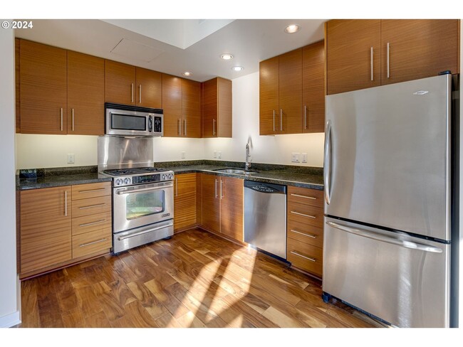 Building Photo - Modern Condo in NW District, Portland! On ...