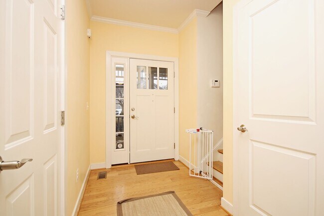 Building Photo - Dog-Friendly Brookwood Home Near UVA & Downtown