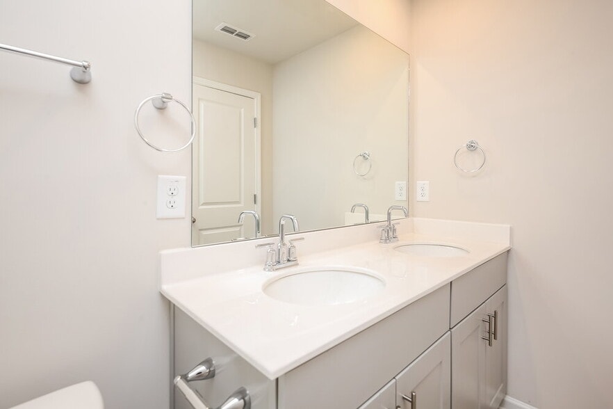 Building Photo - 5856 Hackberry Ln