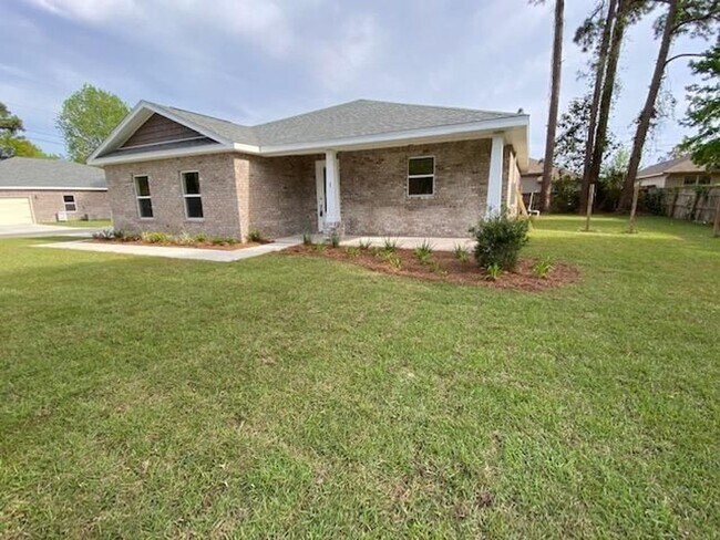 Building Photo - 3-Bedroom Brick Home with Modern Finishes & Large Yard!