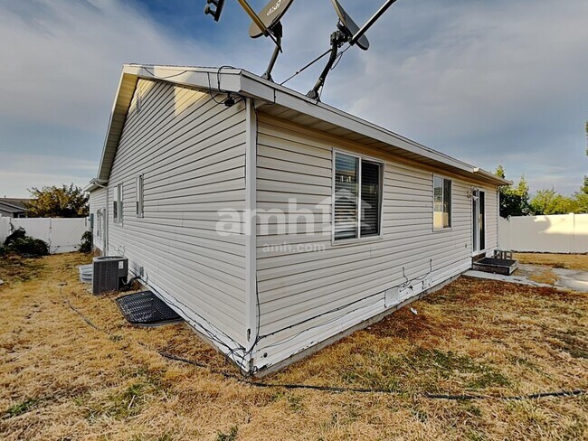 Building Photo - 6093 W Graceland Way