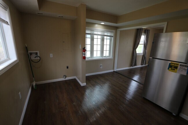 Building Photo - 2 Bedroom 1 Bath House