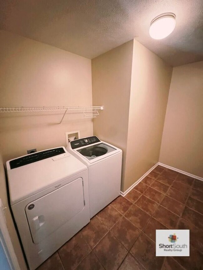 Building Photo - Updated 3 Bed 3.5 Bath Condo