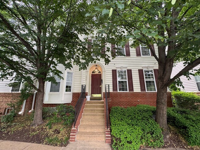 Building Photo - Beautiful 2 Bed 2 Bath End-Unit Townhome I...