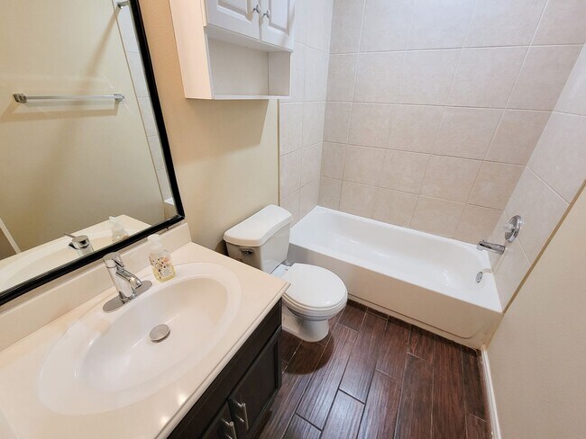 Building Photo - BEAUTIFUL 3 BEDROOM 2 BATH WITH WOOD TILE THROUGHOUT THE HOUSE!