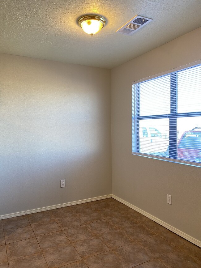 Building Photo - 2BR/1Bath - 4 Plex in Rio Rancho