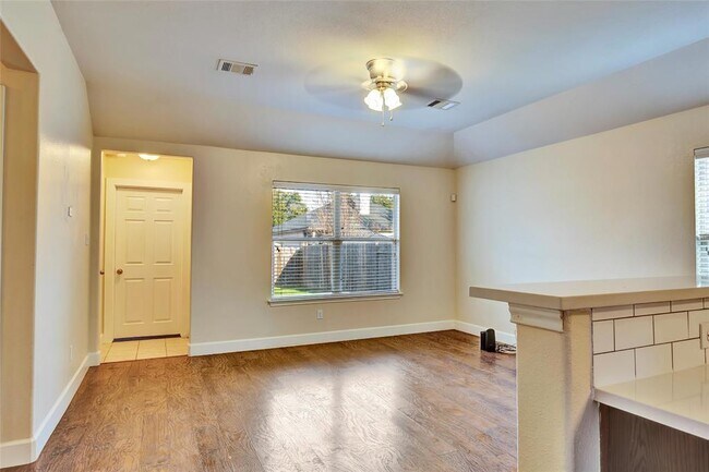 Building Photo - 356 Housefinch Loop