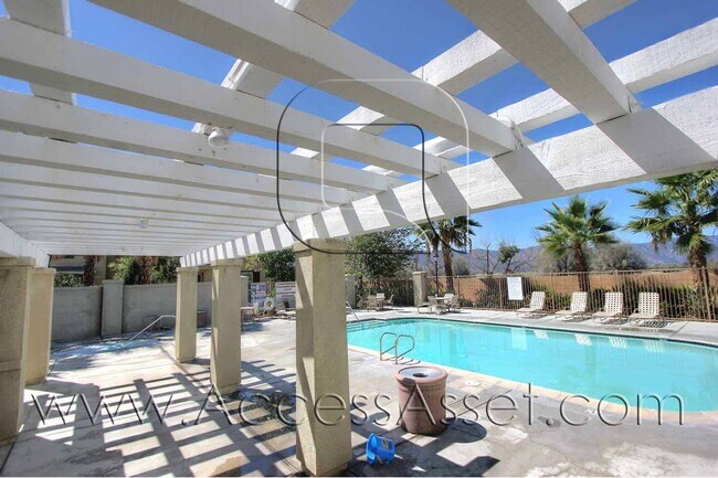 Building Photo - 3 Bed / 2.5 Bath Townhome | Open Layout + Modern Finishes