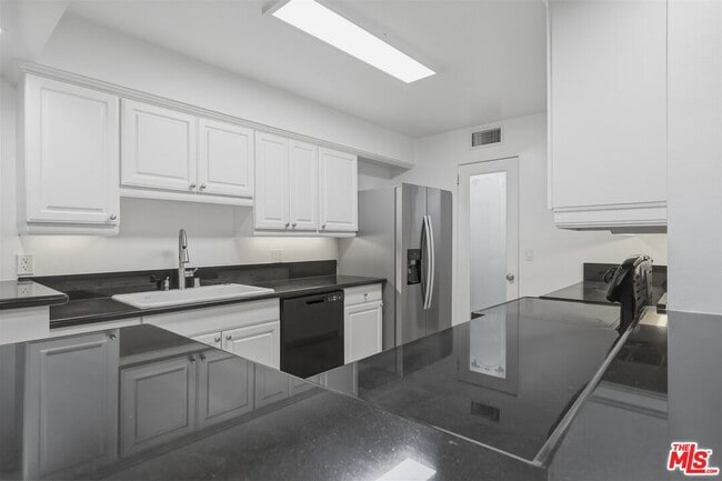 Building Photo - 435 N Oakhurst Dr