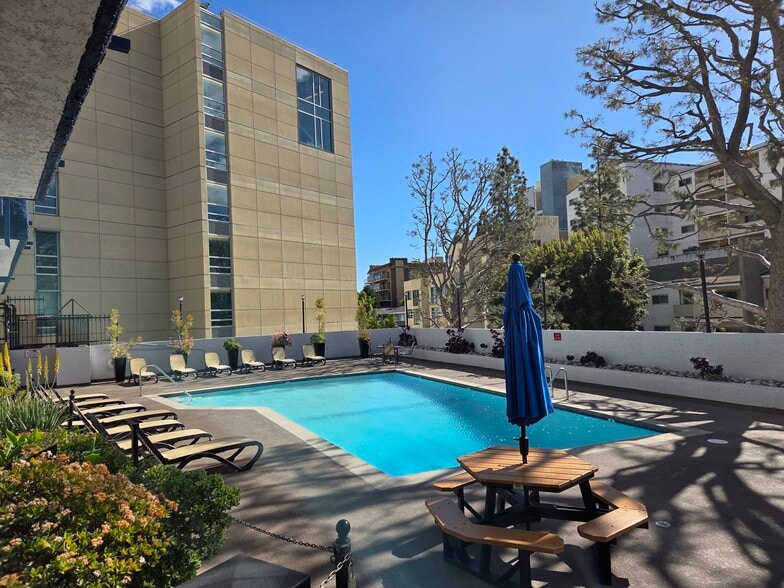 Community pool - 10982 Roebling Ave