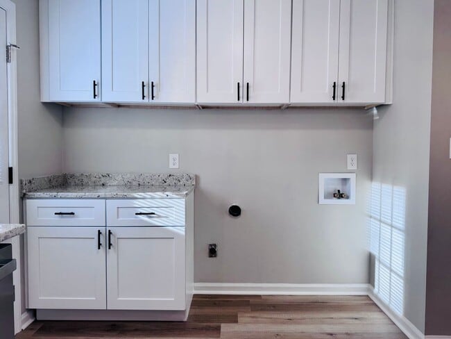 Building Photo - 40 Pine Dr