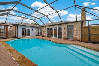 Building Photo - 2130 Round Lake Dr