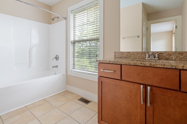 Building Photo - House in Kenilworth - Beautifully Refreshed!