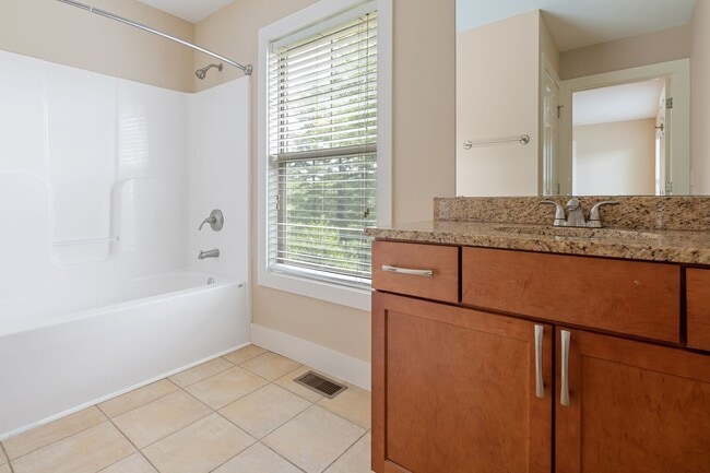Building Photo - Modern Kenilworth Home