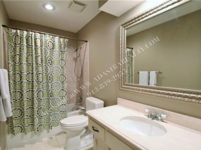 Building Photo - Adorable 3 Bed 2.5 Bath Duplex in Olathe-Available in JULY!!