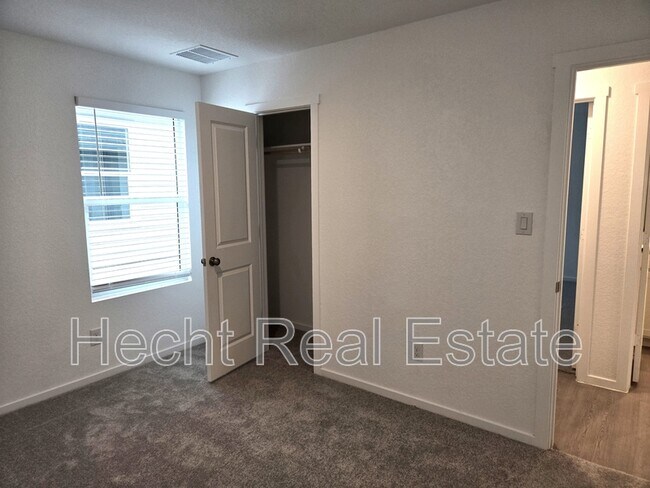 Building Photo - 968 Creek