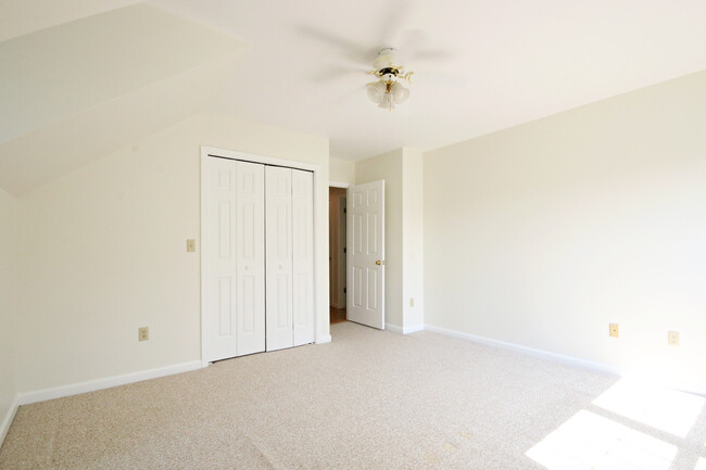 Building Photo - Pet Friendly Locust Meadows Townhome (Appl...