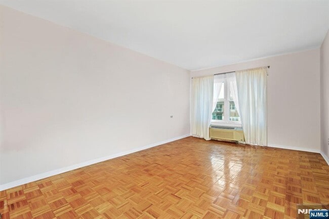 Building Photo - 1111 River C32