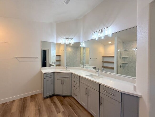 Building Photo - 3 bed, 2 bath home with 2 car garage